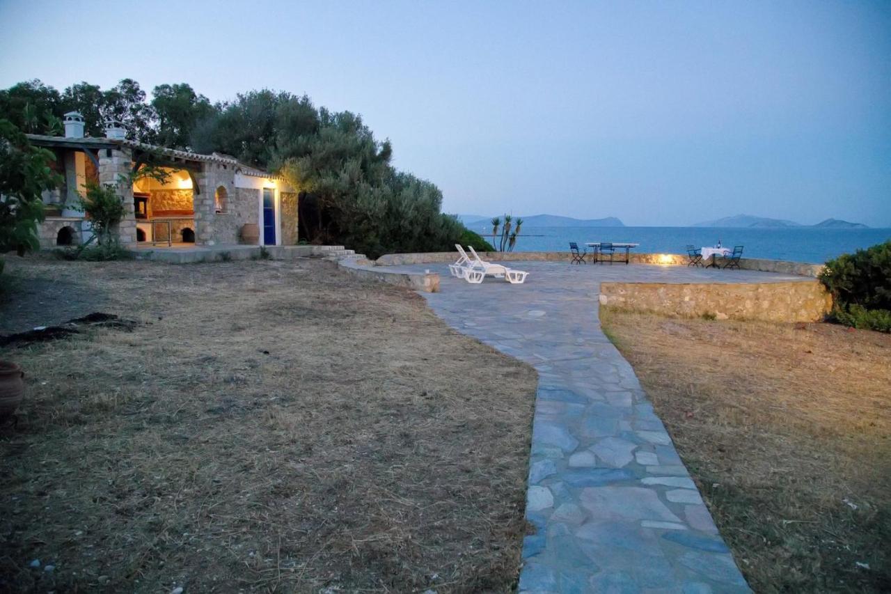 Aroura Homes 4Br Beachfront Villa Spetses Town Екстер'єр фото