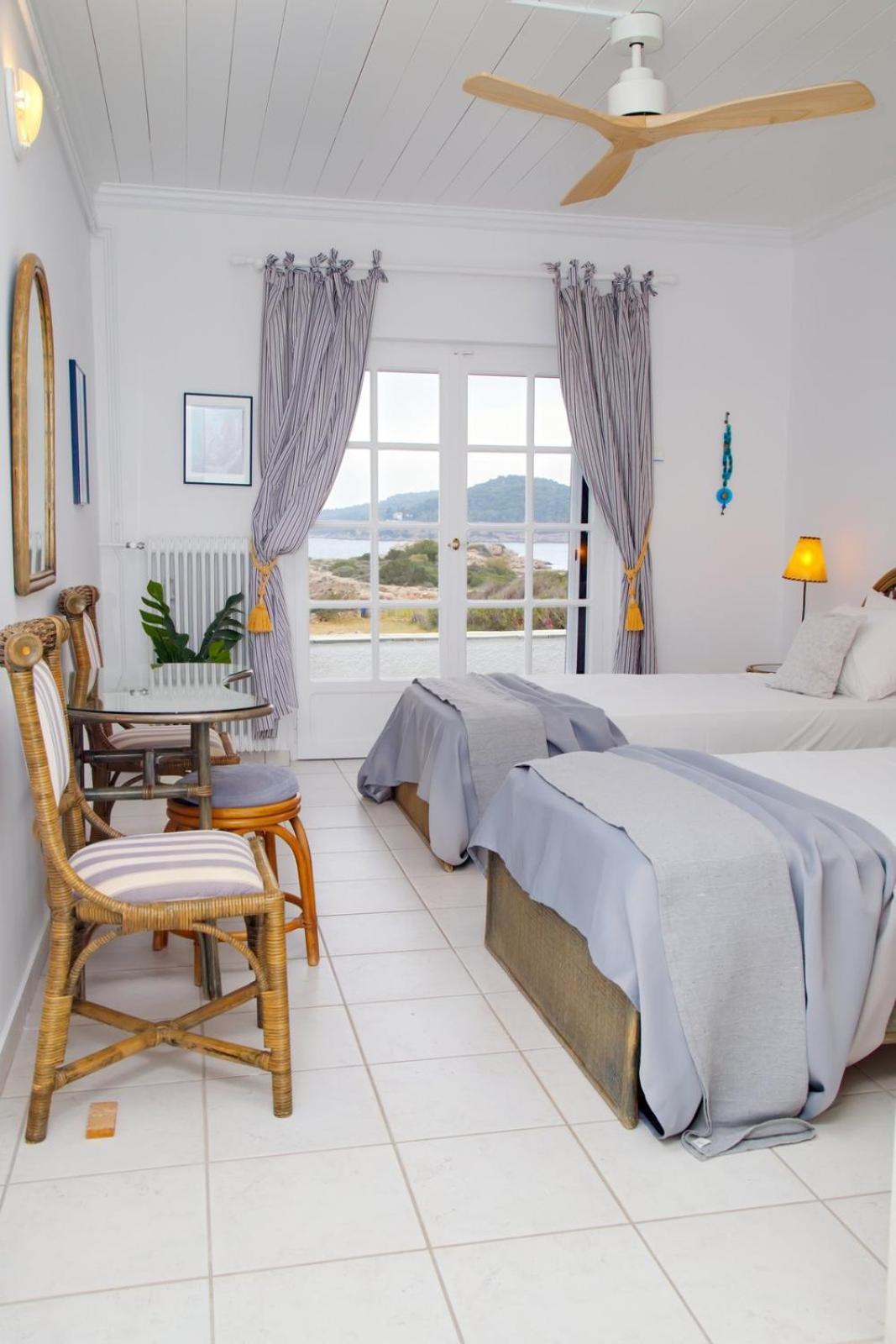 Aroura Homes 4Br Beachfront Villa Spetses Town Екстер'єр фото