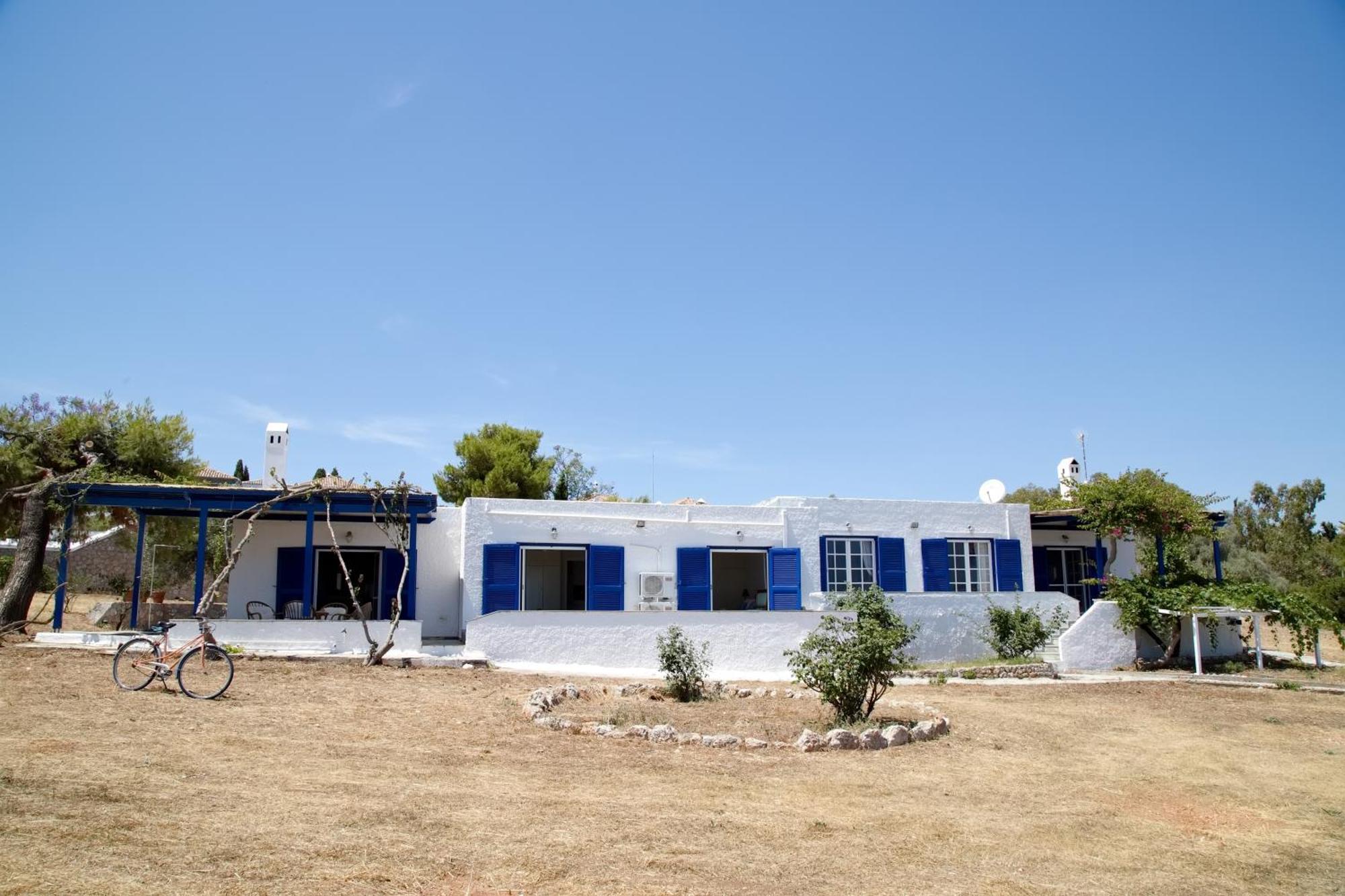 Aroura Homes 4Br Beachfront Villa Spetses Town Екстер'єр фото