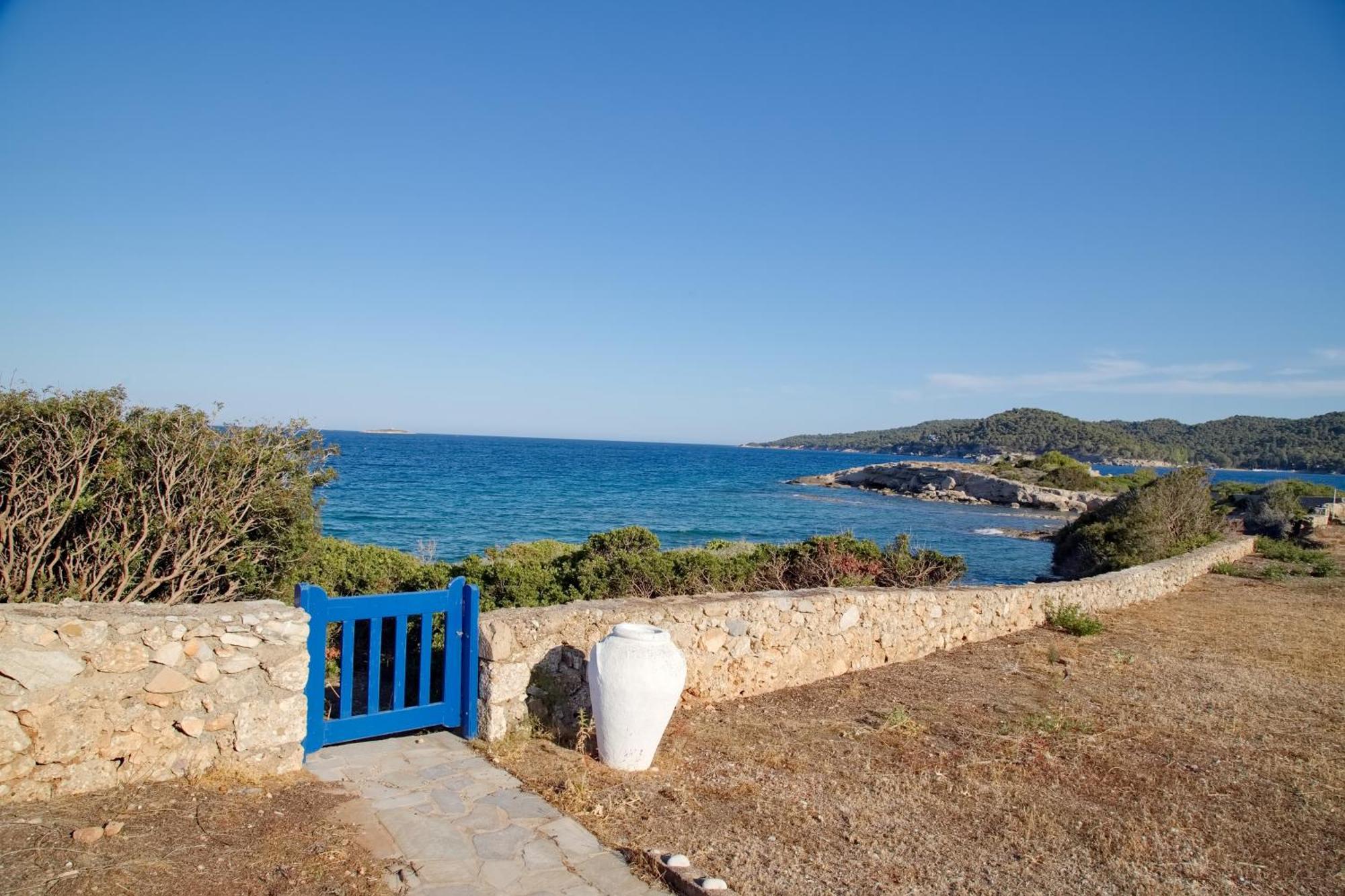 Aroura Homes 4Br Beachfront Villa Spetses Town Екстер'єр фото