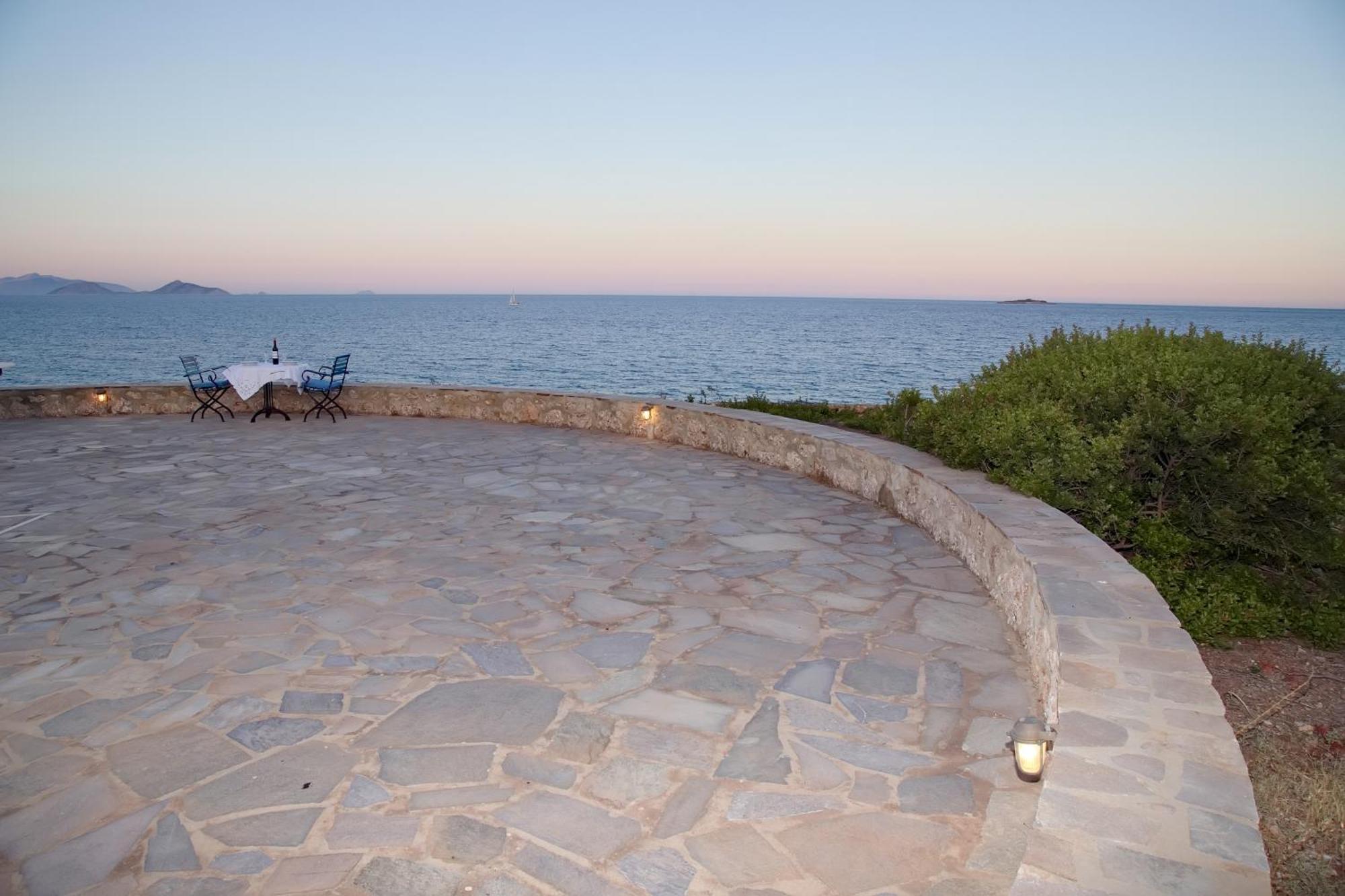Aroura Homes 4Br Beachfront Villa Spetses Town Екстер'єр фото