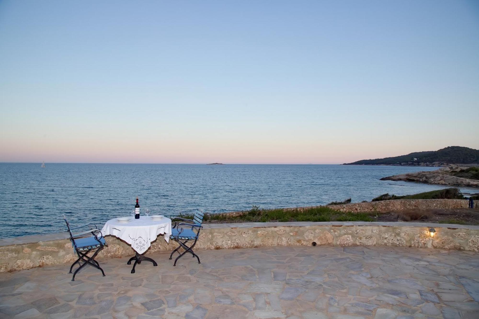 Aroura Homes 4Br Beachfront Villa Spetses Town Екстер'єр фото