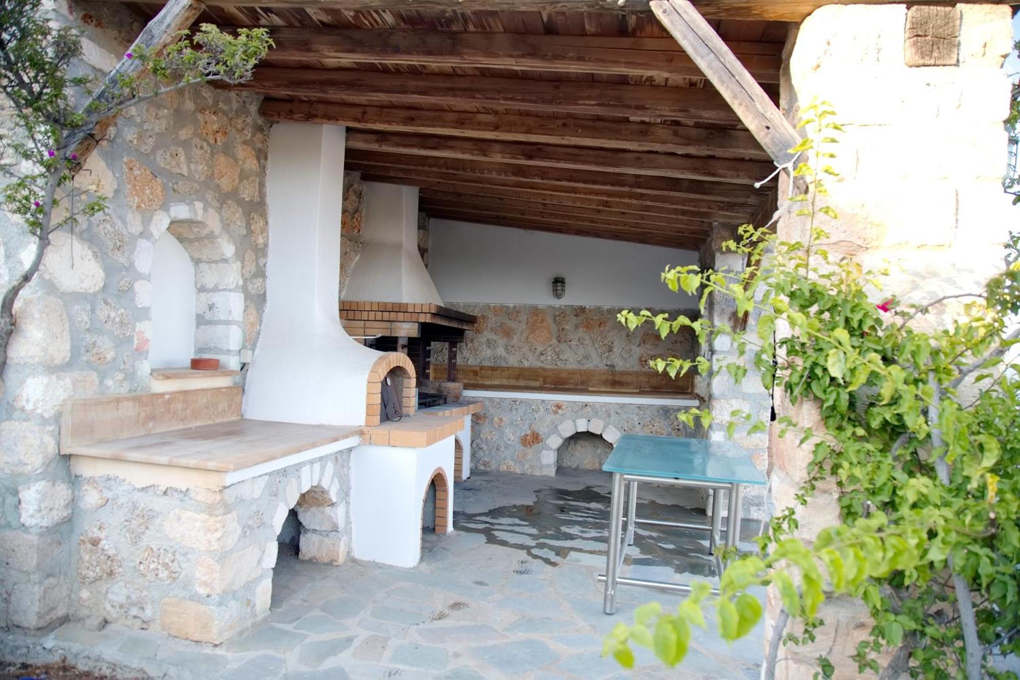 Aroura Homes 4Br Beachfront Villa Spetses Town Екстер'єр фото