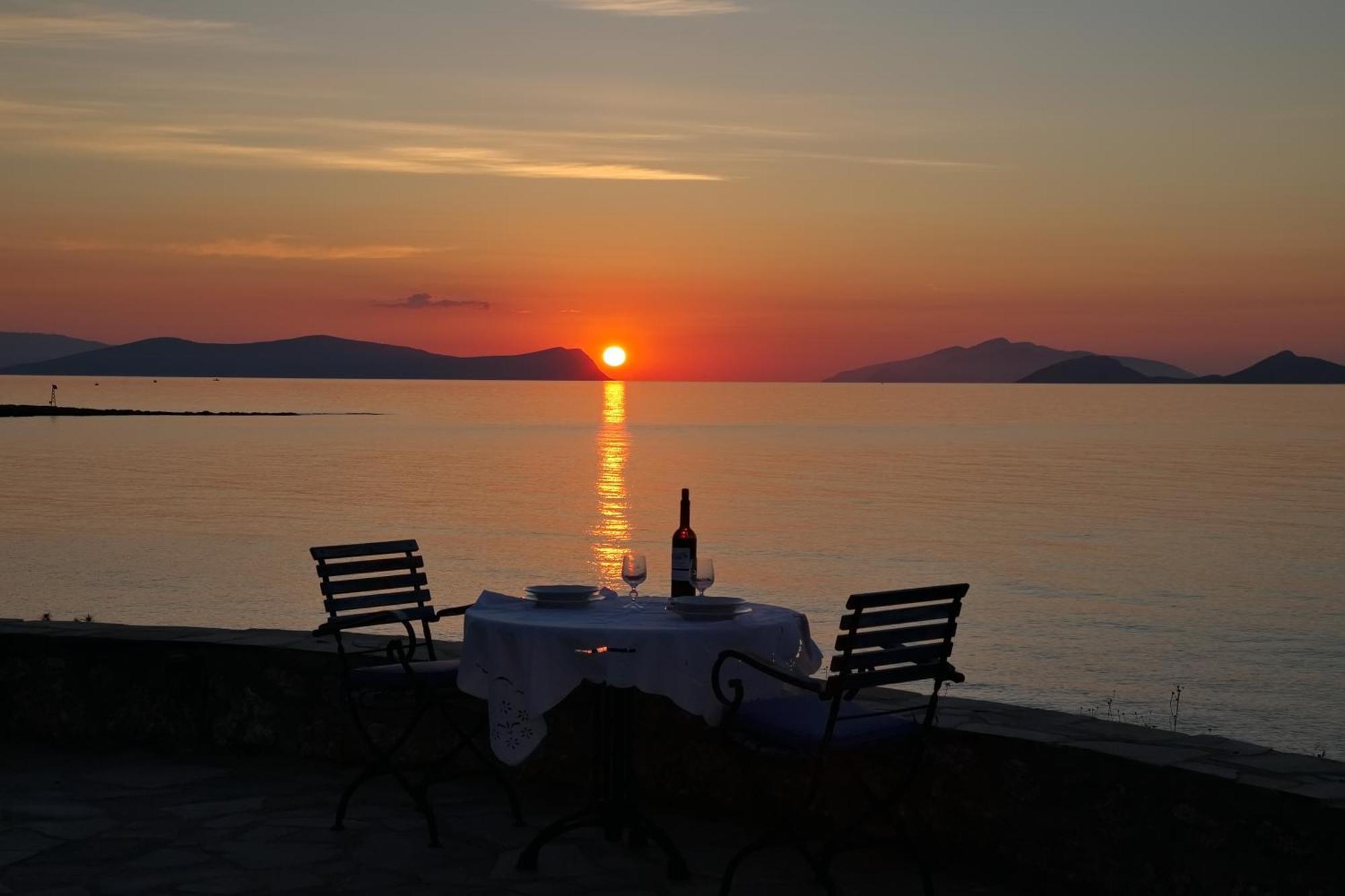 Aroura Homes 4Br Beachfront Villa Spetses Town Екстер'єр фото