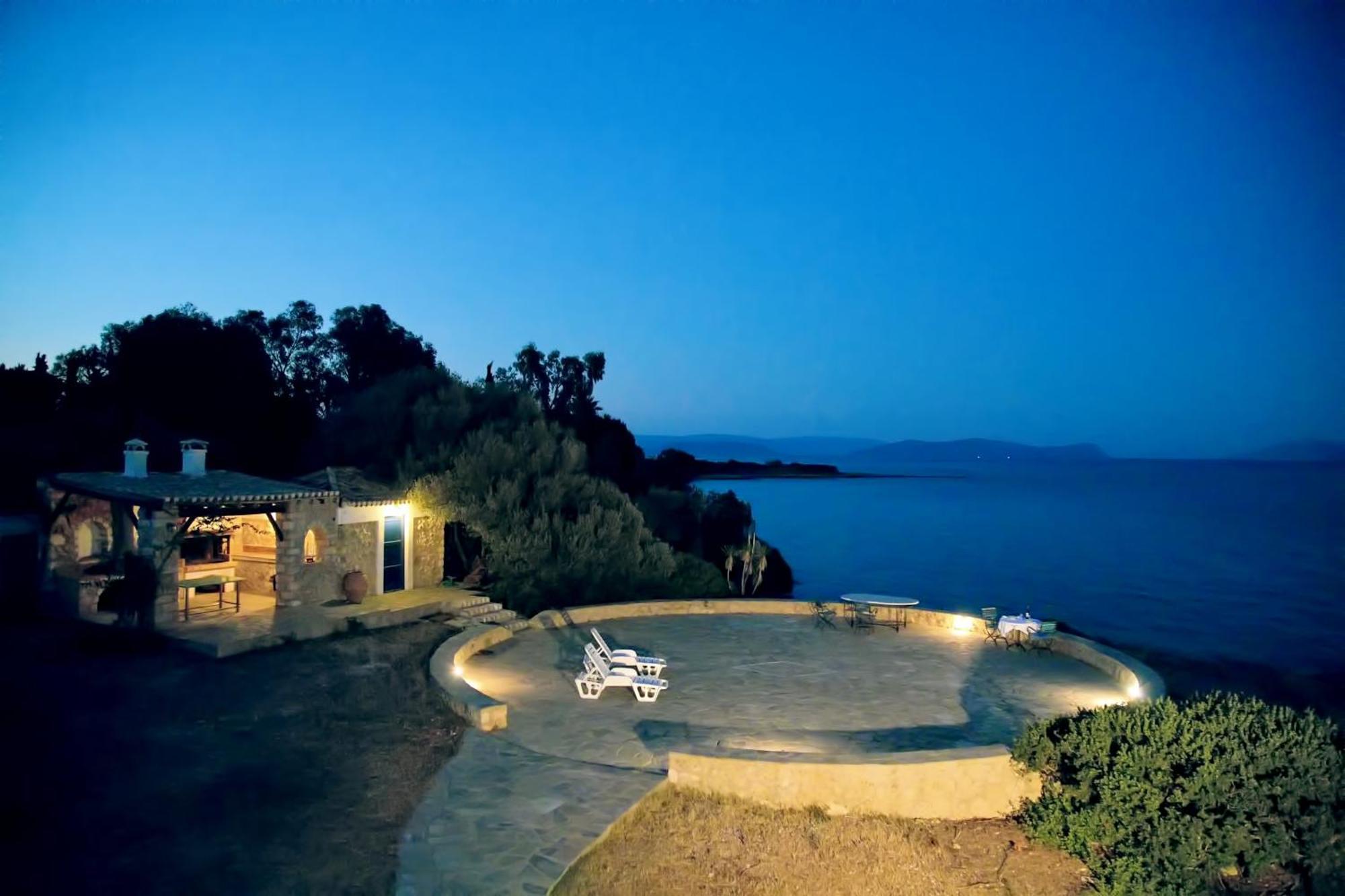 Aroura Homes 4Br Beachfront Villa Spetses Town Екстер'єр фото