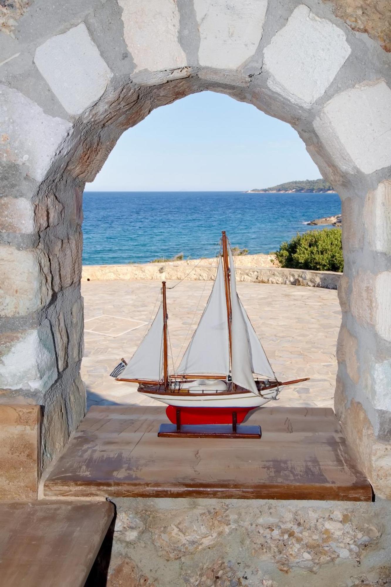 Aroura Homes 4Br Beachfront Villa Spetses Town Екстер'єр фото