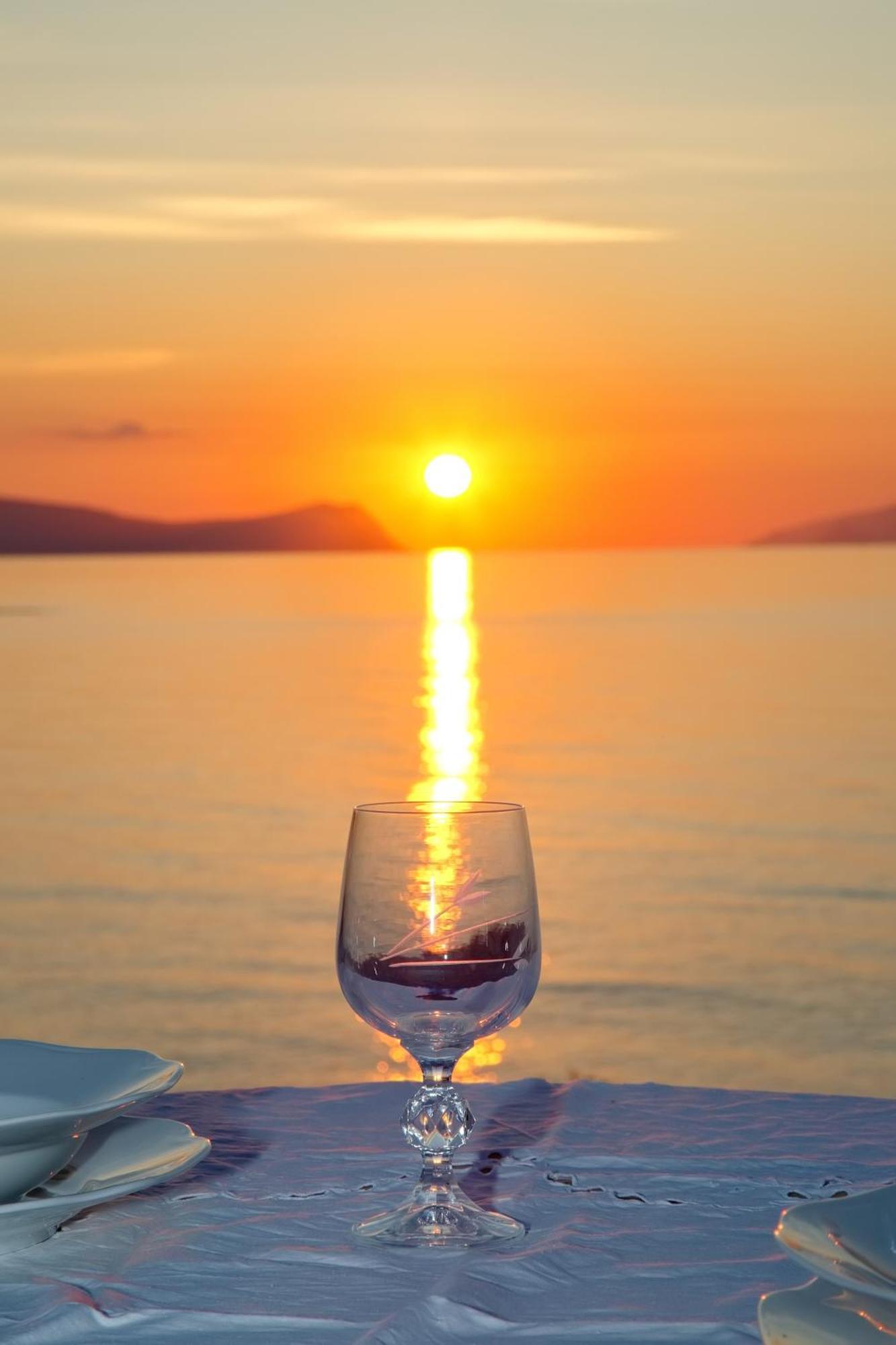 Aroura Homes 4Br Beachfront Villa Spetses Town Екстер'єр фото